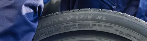 Foto in primo piano del fianco di uno pneumatico che mostra la sigla XL (carico extra) accanto al codice dimensionale 205/55 R17 V